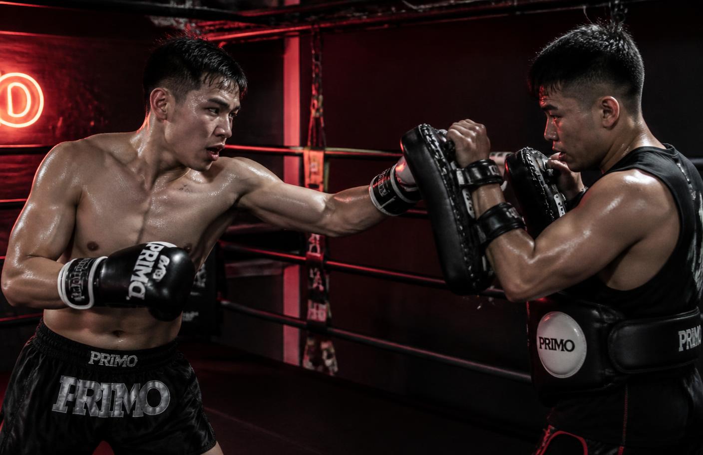 Treino de Muay Thai com luvas e aparadores na Sport Fitness